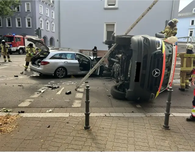 Ein Rettungswagen und ein Pkw sind in Kaiserslautern im Kreuzungsbereich Fischerstraße/Wilhelmstraße zusammengestoßen. Drei Menschen wurden leicht verletzt, der Schaden liegt laut Polizei bei rund 180.000 Euro. | Foto: Polizeidirektion Kaiserslautern