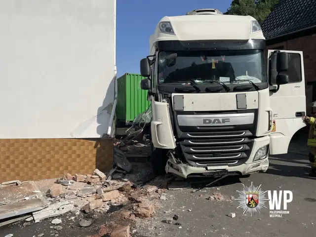 Ein Sattelzug ist in Kaiserslautern-Erfenbach in eine Hauswand gekracht. Die Polizei berichtet von mindestens 60.000 Euro Schaden und 3,4 Promille beim 58-jährigen Fahrer. | Foto: Polizeidirektion Kaiserslautern
