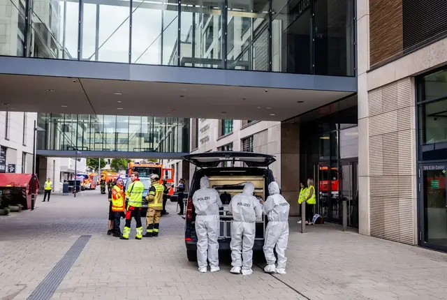Die Polizei ist zu einem Vorfall in einem Einkaufszentrum ausgerückt. | Foto: Christoph Schmidt/dpa