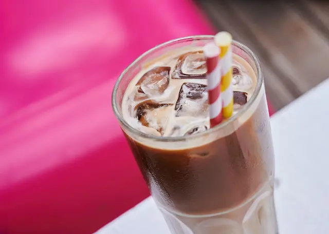 Viel Versprechen, wenig Substanz: Viele High-Protein-Eiskaffees enthalten deutlich weniger Eiweiß, als die Verpackung suggeriert. | Foto: Annette Riedl/dpa-mag