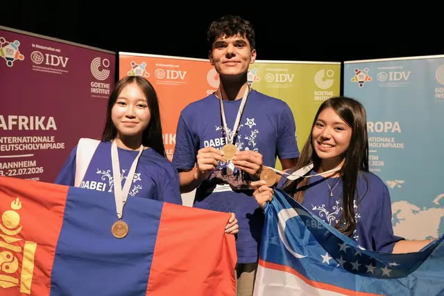 Die Goldmedaillen-Gewinner*innen in den drei Sprachstufen A2, B1 und B2 der Internationalen Deutscholympiade 2026 in Mannheim. Von links: Misheel Bayarbat (Mongolei), Martin Granec (Slowakei), Marjona Ibadulayeva (Usbekistan) | Foto: Goethe-Institut / Andreas Dahn