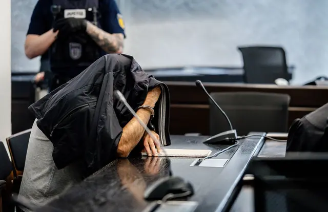 Im Prozess um die verweste Kofferleiche in Filderstadt ist das Urteil gefallen. Ein 51-Jähriger muss für zwölf Jahre ins Gefängnis. | Foto: Christoph Schmidt/dpa