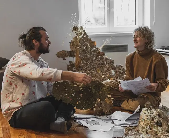 Blick auf eine Projektion im Stadtraum. Wer abends unterwegs ist, kann Medienkunst und Skulpturen direkt in Karlsruhe entdecken. | Foto: Das Künstlerduo Yulia Mashkova (rechts) und Grisha Mumrikov erhält den diesjährigen dm-Award. | Foto: Dasha Karetnikova