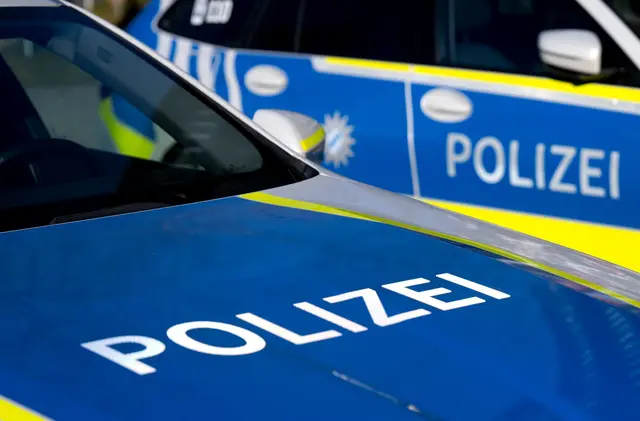 In einer Kirche in Worms haben unbekannte Täter Bänke zerstört (Symbolbild).  | Foto: Sven Hoppe/dpa