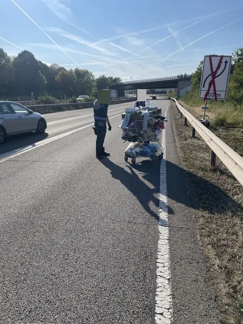 Ein Mann war auf der A6 bei Kaiserslautern mit einem voll beladenen Einkaufswagen auf dem Standstreifen unterwegs | Foto: Polizeiautobahnstation Kaiserslautern