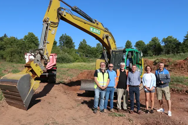 St. Wendels Bürgermeister Peter Klär (3. v. r.) auf der Baustelle gemeinsam mit der Ersten Beigeordneten Elisabeth Krob, Ortsvorsteher Andreas Leyerle (r.) sowie (v. l.) Michael Gard (Amt für Hochbau und Gebäudemanagement der Kreisstadt St. Wendel), Bodengutachter Christoph Wettmann (Erdbau Laboratorium Saar) und Heiko Dincher, örtlicher Bauleiter des Architekturbüros ASP Stuttgart.
 | Foto: Kreisstadt St. Wendel / Laura Brill