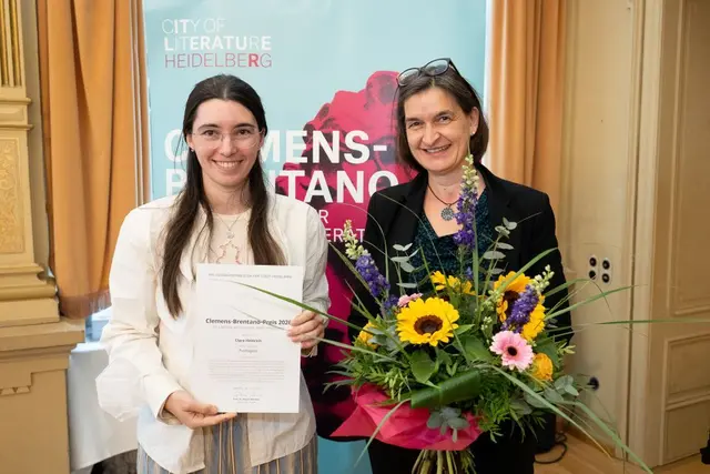 Clara Heinrich (links) erhielt den Clemens-Brentano-Preis der Stadt Heidelberg
2026 von Kulturbürgermeisterin Martina Pfister verliehen. (Foto: Konrad Gös) | Foto: Stadt Heidelberg