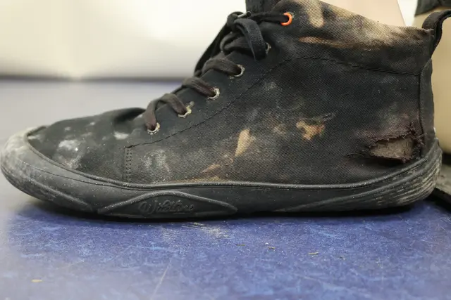 Im Hainich bei Alterstedt ist ein nahezu vollständiges Skelett eines jungen Mannes gefunden worden. Die Kriminalpolizei sucht nun mit Details zu Kleidung, Ausrüstung und auffälligem Zahnstatus nach Hinweisen auf die Identität des Toten. | Foto: Landespolizeiinspektion Nordhausen