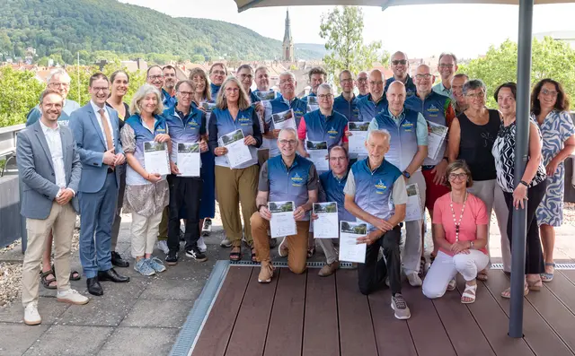 Landrat Manuel Just (3. v. l.), Daniel Steegmaier (ADFC-Landesgeschäftsführer/links), Silke Esslinger (Akademie für Natur- und Umweltschutz Baden-Württemberg/4. v. l.) und die Tourismusbeauftragte des Landkreises, Beate Otto (2. v. r.) begrüßten und beglückwünschten die neuen RadGuide | Foto: Landratsamt Rhein-Neckar-Kreis