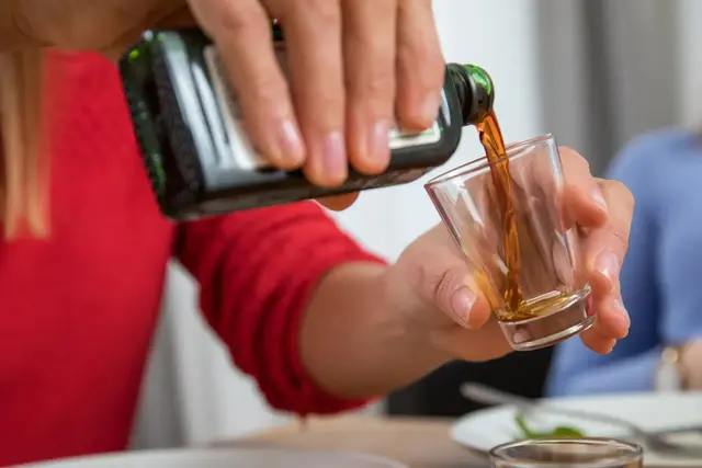 Weder notwendig noch angemessen: Kauft man während der Wartezeit auf Kosten der Airline Cocktails oder Schnäpse, bekommt man im Zweifel das Geld nicht erstattet | Foto: dpa