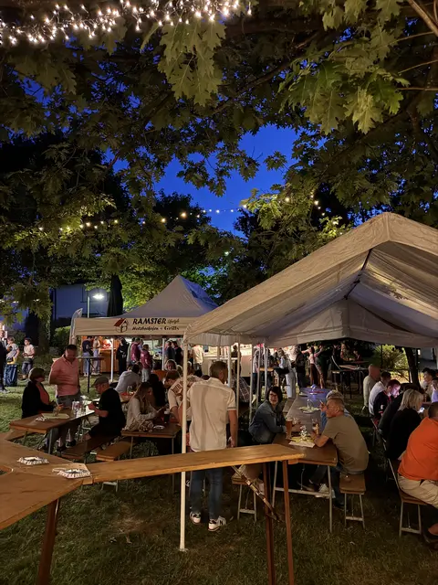 Gemeinsam eine schöne Zeit verbringen − beim Sommerfest auf dem Marktplatz in Vinningen | Foto: red