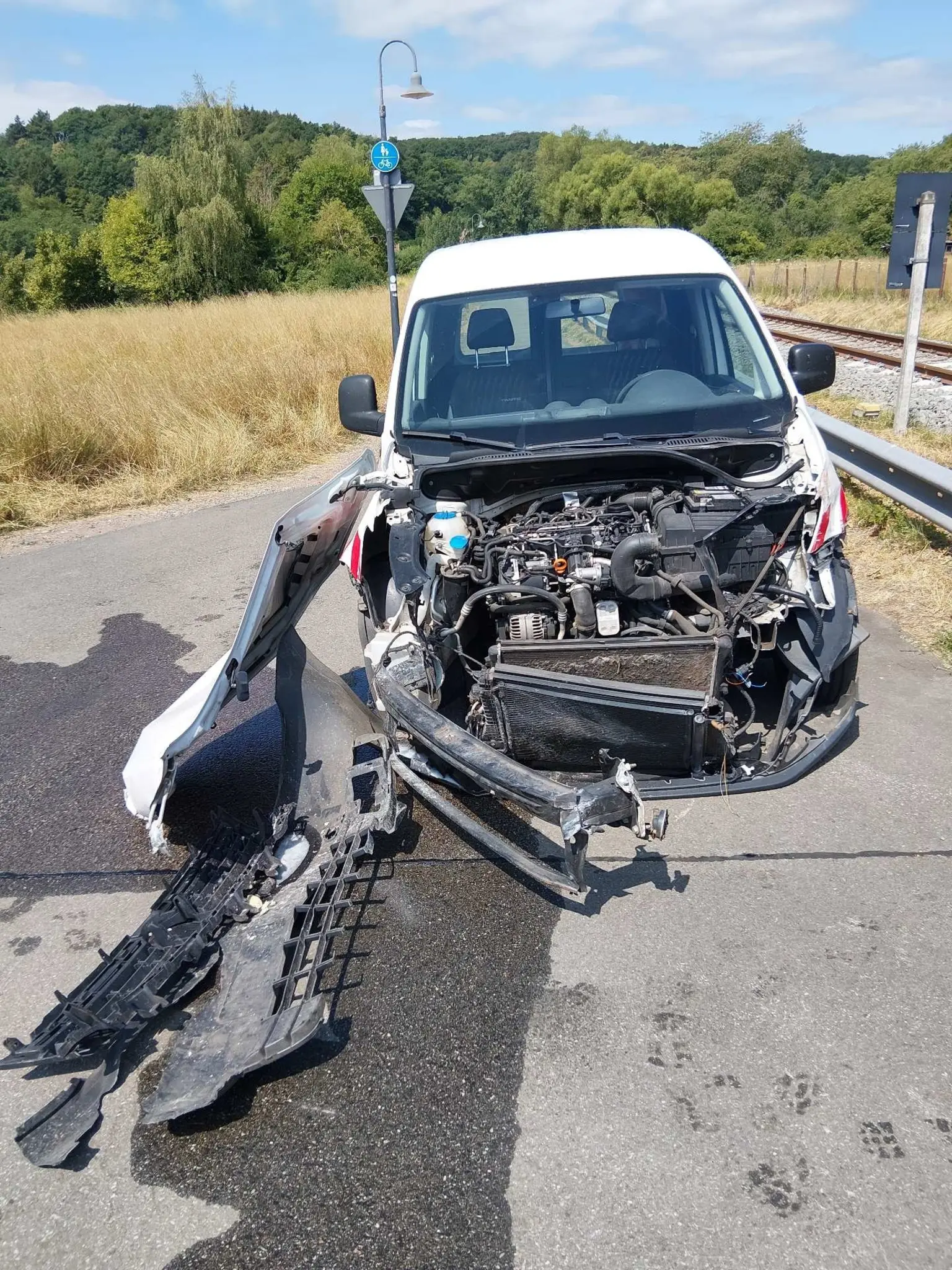 Auto-von-Regionalbahn-erfasst-Fahrer-missachtet-Rotlicht-an-Bahn-bergang