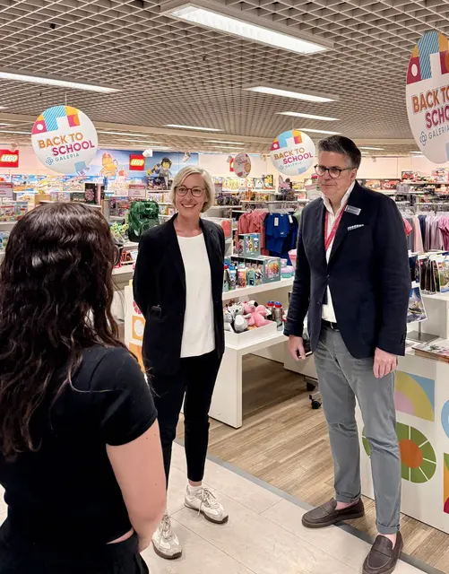 Wer in der Speyerer Innenstadt einkauft, stärkt den Handel vor Ort – auch in der Maximilianstraße. Das stellte die OB bei einem Besuch bei Galeria klar. | Foto: Stadt Speyer