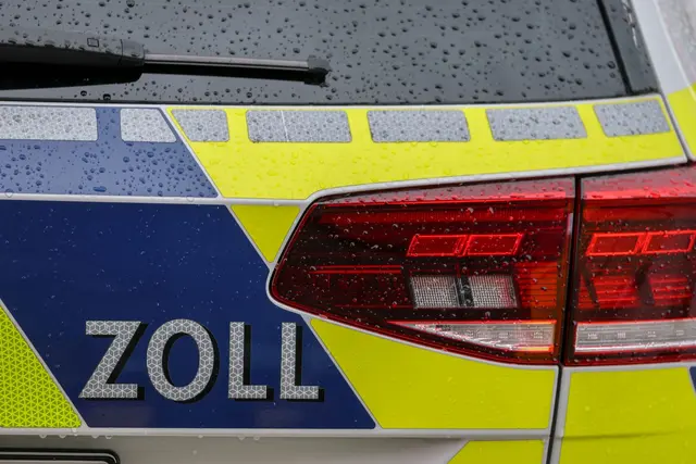 Bei der Kontrolle fanden die Beamten auch gefälschte Markenkleidung.(Symbolbild) | Foto: Jan Woitas/dpa