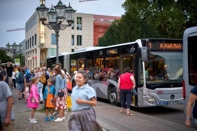Damit die Besucherinnen und Besucher alle Highlights der KAMUNA bequem erreichen, sind auch dieses Jahr wieder zwei Shuttlebuslinien in Kooperation mit den VBK im Einsatz, die im KAMUNA-Ticket enthalten sind.  | Foto: KTG Karlsruhe Tourismus, Foto: Bruno Kelzer