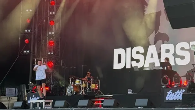 Tausende Besucher feiern beim Auftritt von Disarstar am Freitagabend ausgelassen vor der Hauptbühne. | Foto: Thorsten Kornmann