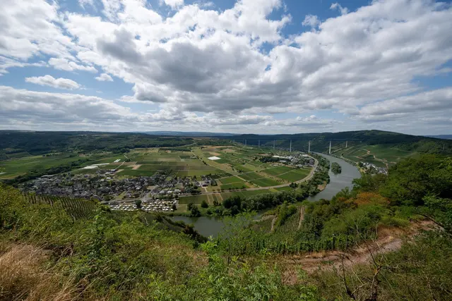 Am Sonntag ist mit regional mit schauerartigem Regen zu rechnen, auch einzelne Gewitter sind möglich. (Symbolfoto)  | Foto: Harald Tittel/dpa