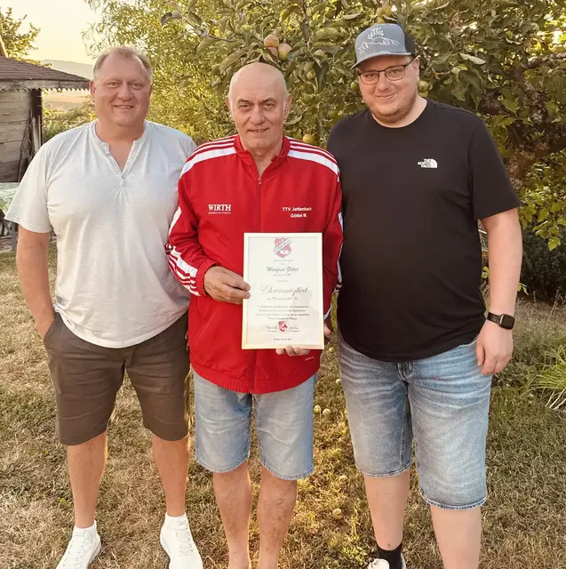 Ehrenmitglied Manfred Göttel mit dem 1. Vorsitzenden Uwe Schultz und dem 2. Vorsitzenden Peter Jung | Foto: Tom Heinrich