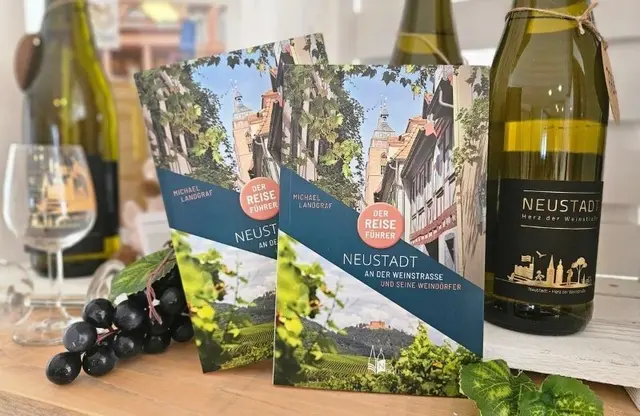 Wer in Neustadt neue Ecken entdecken will, greift zum Reiseführer und plant daraus Spaziergänge und Ausflüge. | Foto: Stadt Neustadt