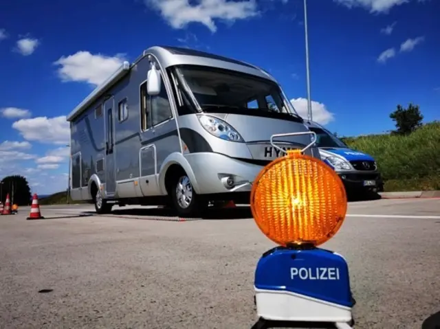 Die Verkehrsdirektion Mainz kontrolliert am Sonntag, 2. August, auf der A61 bei Wonnegau-West Wohnmobile und Gespanne. Reisende können ihre Fahrzeuge dort kostenlos wiegen lassen und sich zu Ladungssicherung, Achslasten und Gewicht beraten lassen. | Foto: Verkehrsdirektion Mainz