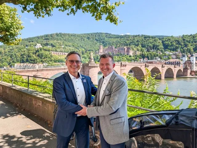 Das erste freundschaftliche Stadtradeln-Derby zwischen Heidelberg und Mannheim endet mit einem Sieg für Heidelberg. Mannheims Bürgermeister Ralf Eisenhauer (links) gratulierte bei einem Fototermin Heidelbergs Klima- und Mobilitätsbürgermeister Raoul Schmidt-Lamontain zu einem erfolgreichen gemeinsamen Regionalderby.  | Foto: Stadt Heidelberg