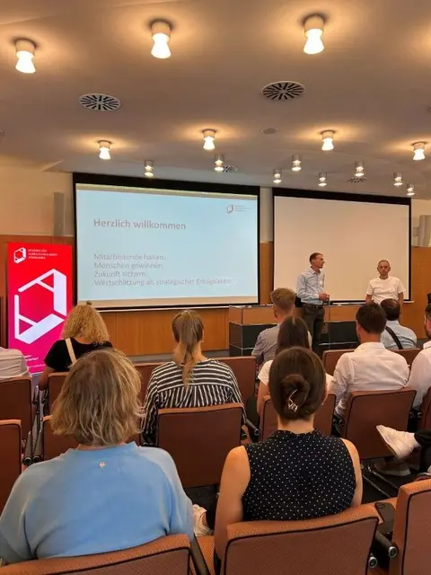 Wertschätzung entscheidet über Bindung, Motivation und Zukunftsfähigkeit von
Unternehmen und Organisationen. Unter diesem Leitgedanken stand die
Veranstaltung „Mitarbeitende halten. Menschen gewinnen. Zukunft sichern. –
Wertschätzung als strategischer Erfolgsfaktor.“ des Heidelberger Bündnisses für
Ausbildung und Arbeit Mitte Juli 2026 im Rohrbacher Schlösschen der
Thoraxklinik. (Bildnachweis: Stadt Heidelberg) | Foto: Stadt Heidelberg