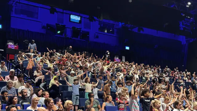 Beim Abschlusskonzert standen die Kinder erstmals gemeinsam auf der großen Bühne und präsentierten die Lieder aus dem SingPause-Projekt. | Foto: Nationaltheater Mannheim