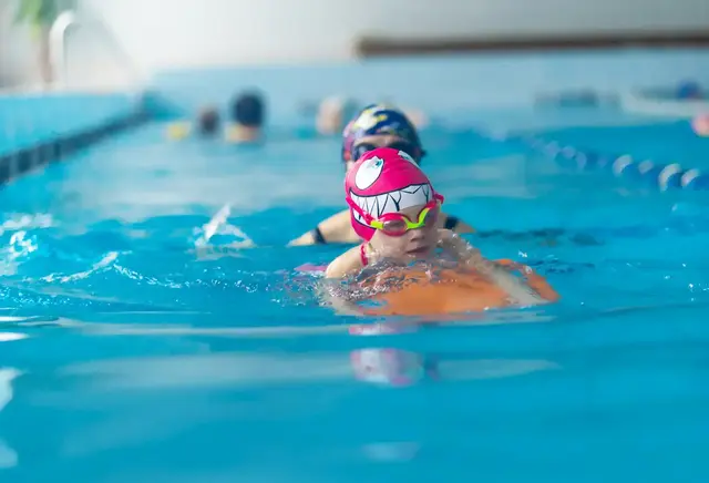 Bewegung und erste Schwimmerfahrungen sollen Vorschulkinder in Mannheim stärken. | Foto: oleg_ermak/stock.adobe.com