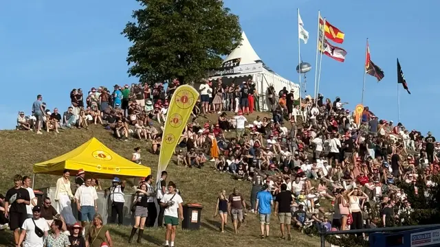 Der Mount Klotz füllt sich am frühen Freitagabend zusehends: Besucher sichern sich bereits lange vor dem Beatsteaks-Konzert ihre Plätze auf dem Hügel. | Foto: Thorsten Kornmann