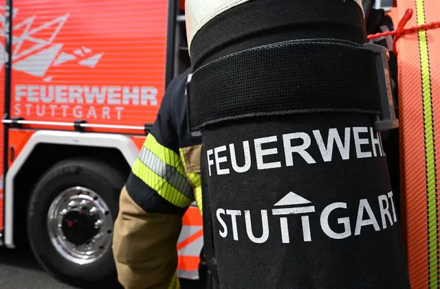Feuerwehrleute löschen die Flammen in dem Restaurant. (Symbolbild) | Foto: Bernd Weißbrod/dpa