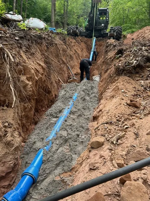 Die neue Trinkwassertransportleitung Stein wurde im unwegsamen Gelände mithilfe eines Schreitbaggers verlegt | Foto: Verbandsgemeindewerke Annweiler am Trifels