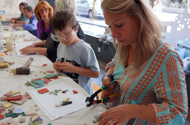 Beim Mosaik-Workshop können sich die Besucher des Schlabbeflicker-Festivals mit einem „Mauerblimmelche“ verewigen.
 | Foto: Stadt Pirmasens / Maximilian Zwick