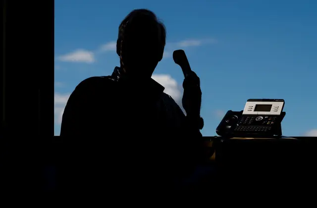 Immer wieder werden Menschen Opfer der telefonischen Betrugsmasche. (Symbolbild) | Foto: Julian Stratenschulte/dpa