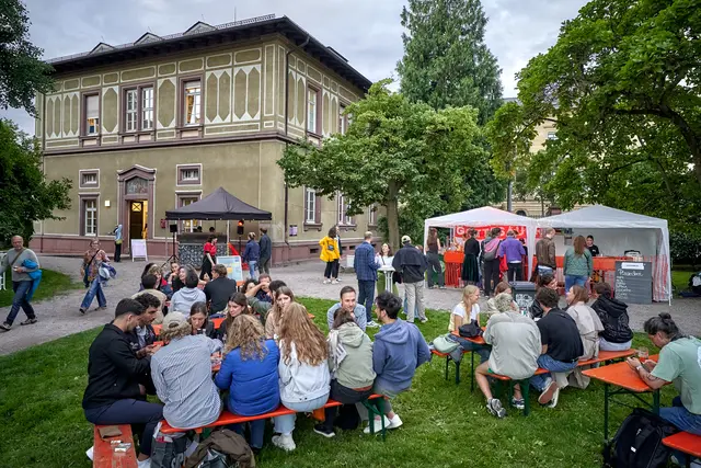 Zwischen Orangerie und Junger Kunsthalle warten leckere Drinks vom Gottesauer Eck, selbstgemachte Pizzen von der Fettschmelze und coole Sounds von DJ Cara Georgi auf die Gäste. | Foto: KTG Karlsruhe Tourismus, Foto: Bruno Kelzer