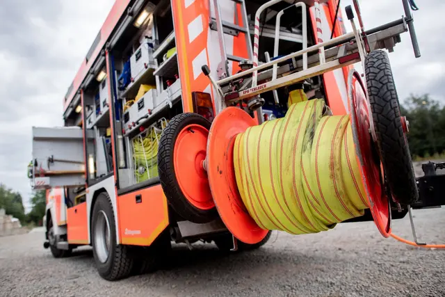 Mehr als 100 Feuerwehrleute waren im Einsatz. (Symbolbild) | Foto: Hauke-Christian Dittrich/dpa