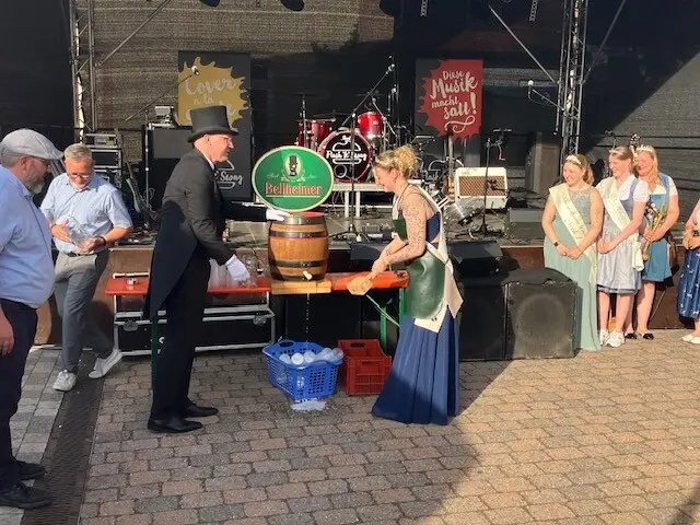 Mit dem traditionellen Fassanstich wird das 40. Lingenfelder Straßenfest offiziell eröffnet.  | Foto: Lars Robbe