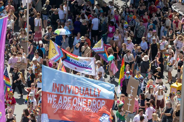 Seit 13.00 Uhr läuft die Demonstration in Mainz anlässlich des Christopher Street Days (CSD) unter dem Motto «Vielfalt leben – Demokratie verteidigen – Menschenrechte sichern». | Foto: Helmut Fricke/dpa