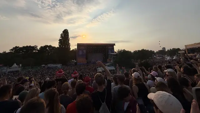 Wenn die Sonne langsam hinter der Hauptbühne verschwindet, zeigt sich das Open-Air von seiner besonders stimmungsvollen Seite. | Foto: Thorsten Kornmann