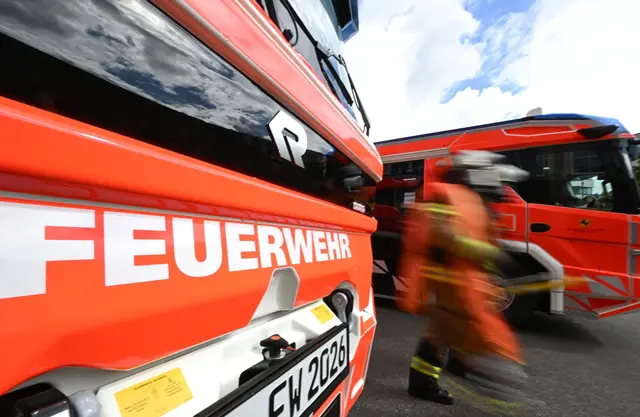 Feuerwehrleute löschen den brennenden Balkon. (Symbolbild) | Foto: Bernd Weißbrod/dpa