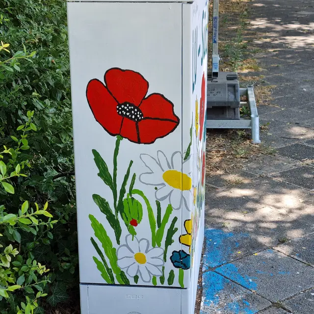 Auch die Seitenflächen wurden in das Blumenmotiv einbezogen und gemeinsam farbig gestaltet. | Foto: Stadtfüchse LU - Süd/Mundenheim