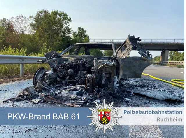 Ein Mercedes ist am Samstag auf der A61 bei Schifferstadt in Vollbrand geraten. Wegen des Feuerwehreinsatzes musste die Fahrbahn in Richtung Süden für rund eine Stunde gesperrt werden. | Foto: Polizeidirektion Neustadt/Weinstraße