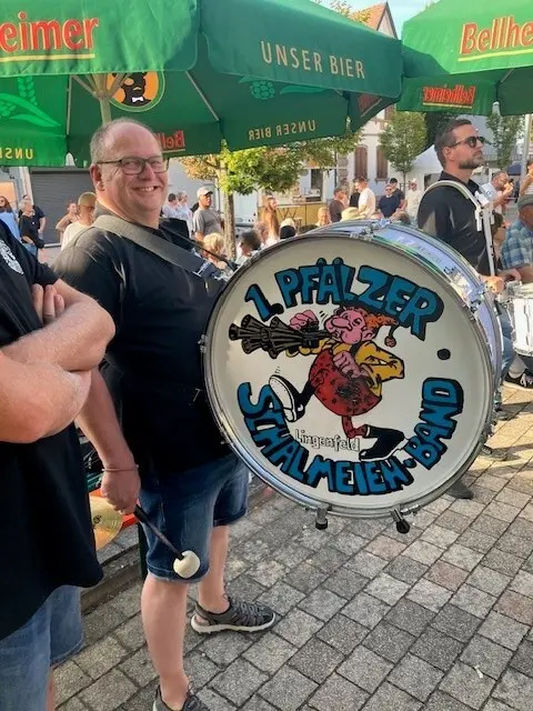  Live-Musik begeistert die Gäste bis in die Nacht.   | Foto: Lars Robbe