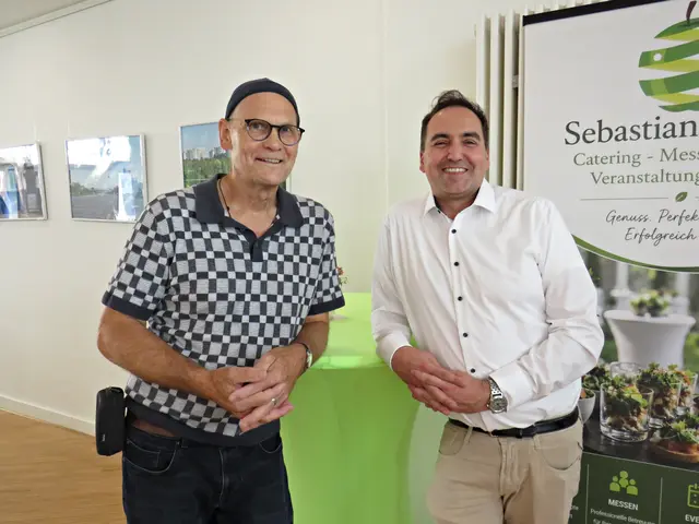 Organisierten die Ausstellung: Karl-Henz Schelter und Sebastian Biehler | Foto: Brigitte Melder