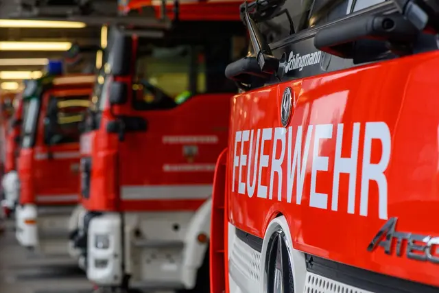 Mit neun Fahrzeugen und 40 Feuerwehrleuten kämpfte die Feuerwehr gegen die Flammen. (Symbolbild) | Foto: Klaus-Dietmar Gabbert/dpa