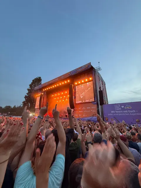 Hände in der Luft und beste Festivalstimmung: Das Publikum feiert bei "Das Fest 2026" in Karlsruhe. | Foto: Thorsten Kornmann