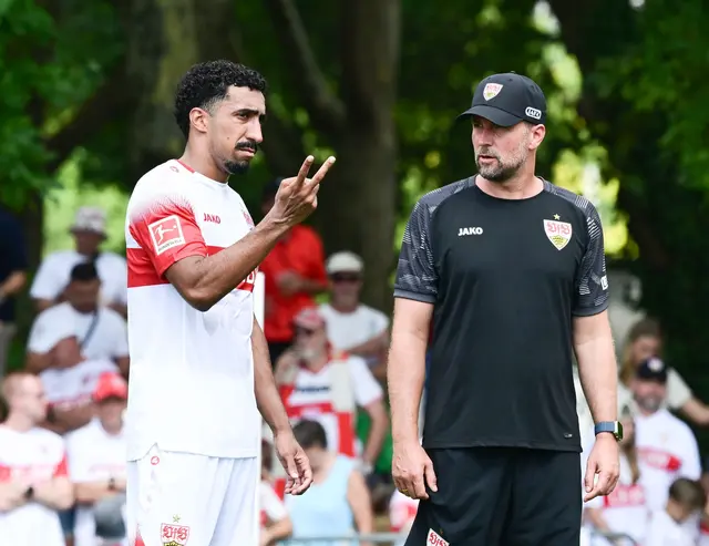 VfB-Trainer Hoeneß (r) freute sich in Hollenbach auch über ein Tor von Angreifer Tiago Tomás. | Foto: Bernd Weißbrod/dpa