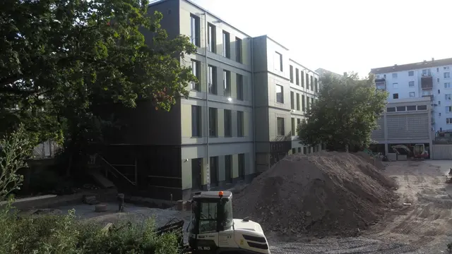 Der neue Holzmodulbau ist ökologischer, weil die Materialien beim Rückbau voneinander zu trennen sind. Holzmodul ist leichter und ressourcenschonender. Betonherstellung braucht Ressourcen, dabei entsteht mehr CO2. | Foto: Julia Glöckner