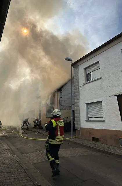 Ein Wohnhaus in Schönenberg-Kübelberg ist bei einem Vollbrand komplett ausgebrannt. Ein Anwohner kam vorsorglich per Rettungshubschrauber ins Krankenhaus, die Brandursache ist weiter unklar. | Foto: Polizeiinspektion Kusel und Polizeiwache Schönenberg-Kübelberg