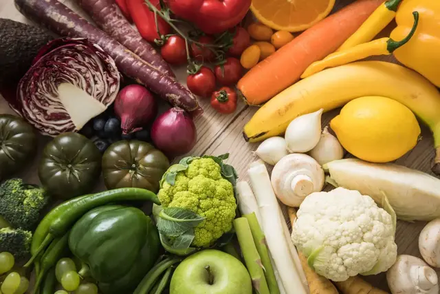 Je bunter, desto besser: Jedes Obst und Gemüse hat sein ganz eigenes Nährstoffprofil - auch aufgrund der enthaltenen Farbstoffe.  | Foto: dpa