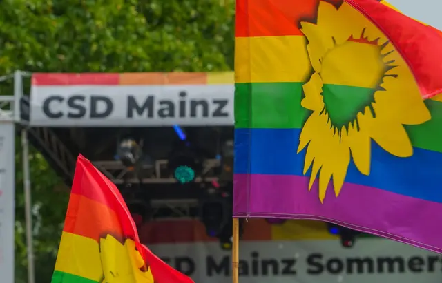 Seit 13.00 Uhr läuft die Demonstration in Mainz anlässlich des Christopher Street Days (CSD) unter dem Motto «Vielfalt leben – Demokratie verteidigen – Menschenrechte sichern». (Archivbild) | Foto: Andreas Arnold/dpa